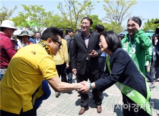 安 후보 부인 김미경 교수,함평나비축제장에서 한표호소 | 인스티즈