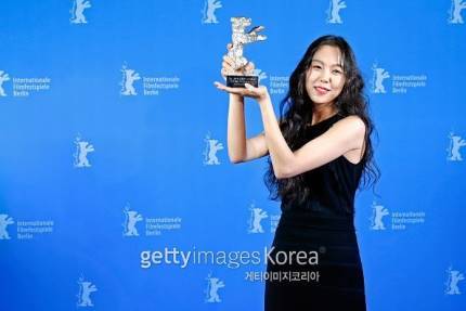오늘자 베를린영화제 여우주연상 수상 김민희ㄷㄷㄷ | 인스티즈