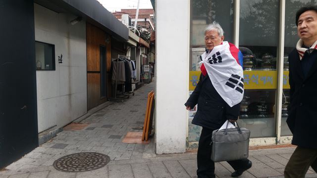 오늘 헌재 탄핵 변론에 태극기 두르고 가는 서석구 변호사.jpg | 인스티즈