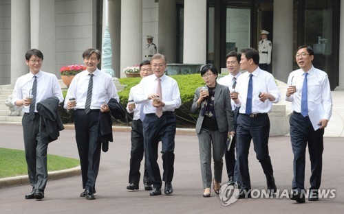 문재인 대통령 - 출근 이틀째 청와대 사진 모음.jpg | 인스티즈
