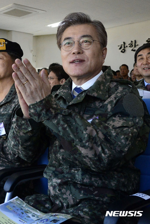 화력격멸훈련 참관하는 문재인 | 인스티즈