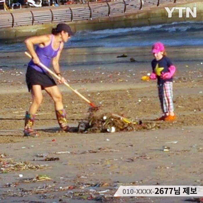 광안리 해수욕장 청소하는 외국인 모녀.jpg | 인스티즈