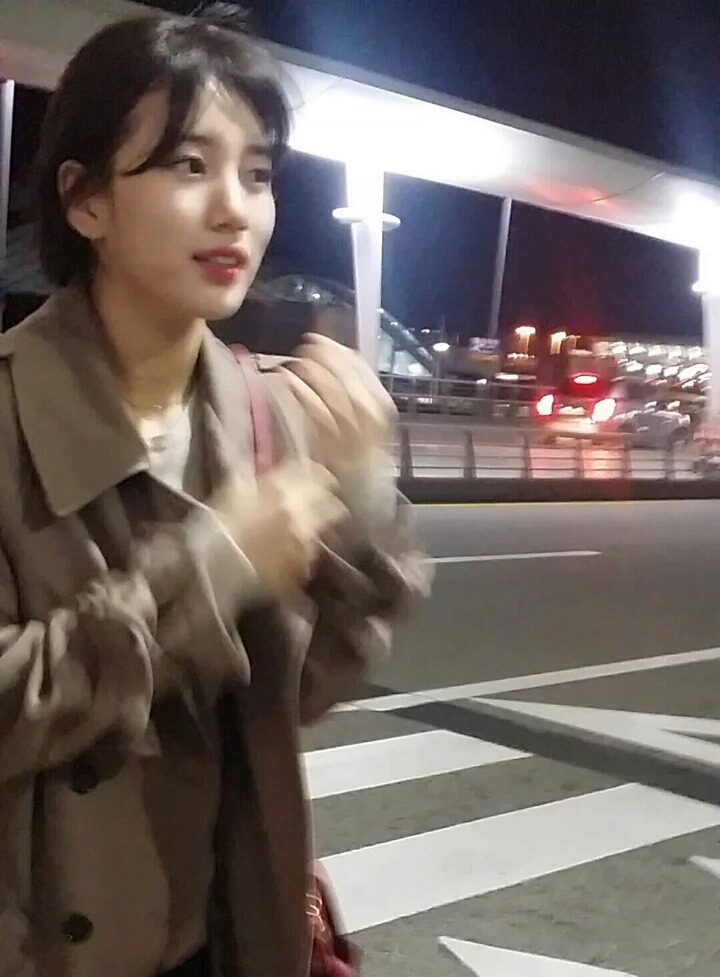 팬이 우연히 공항에 만나서 찍힌 수지 | 인스티즈