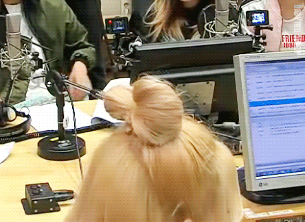 사나 뒷통수 만지는 나연.gif | 인스티즈