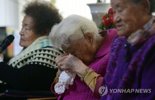 오늘 나눔의 집을 방문하여 위안부 피해자 할머니들을 위로하는 문재인 대표 | 인스티즈