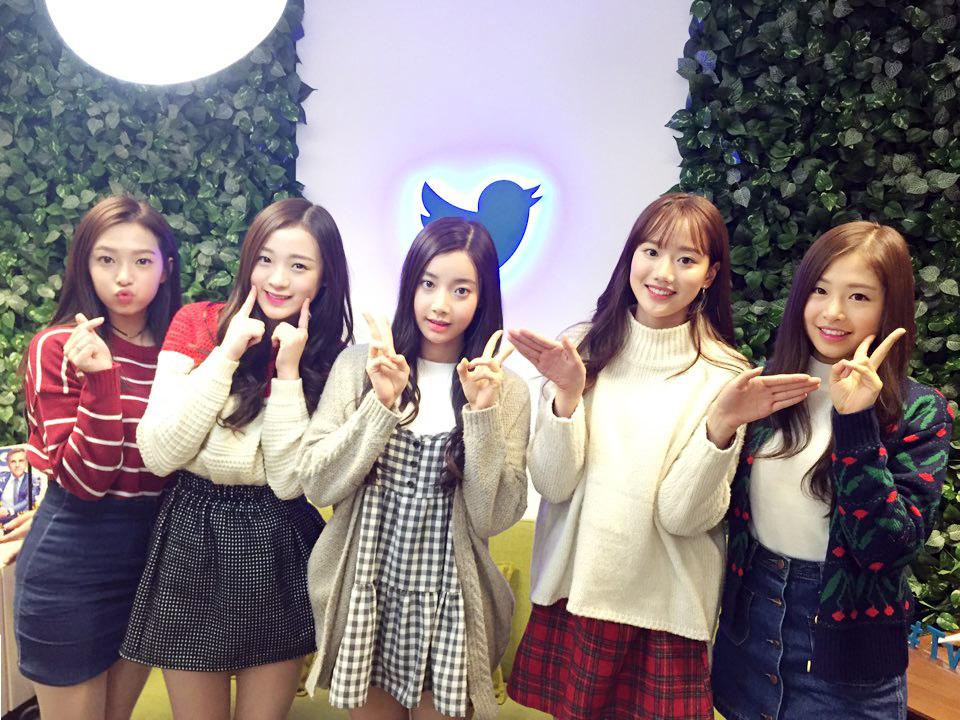 에이프릴+윤채경,조시윤 얼굴몰아주기 | 인스티즈