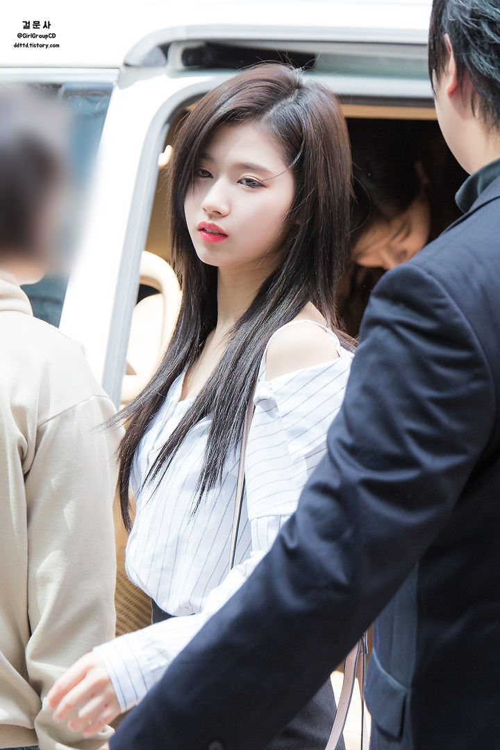 [트와이스] 메이크업 받기전 화장안한 사나 .jpg | 인스티즈