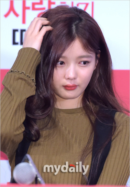 사랑니 붓기 덜 빠진 오늘자 김유정 | 인스티즈