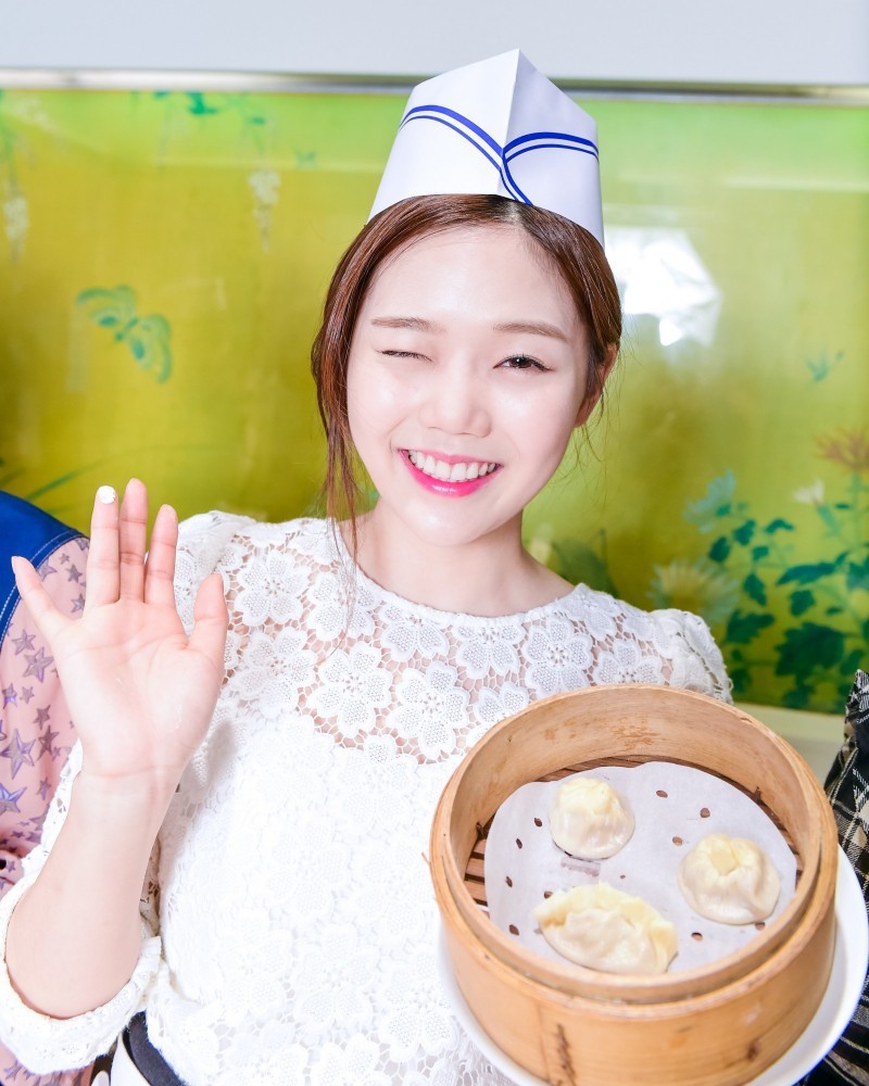 오마이걸 대만에서 만두 만들면서 찍은 사진들.JPG | 인스티즈