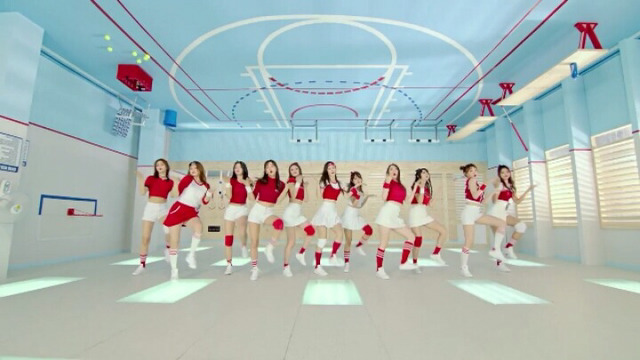 레드벨벳 러시안룰렛 뮤비와매우비슷하다는소리듣고 있는 아이오아이 신곡뮤비 .jpg | 인스티즈