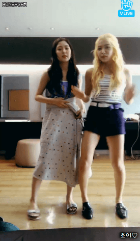 상어송 틀어놓고 춤추는 아이린&예리.gif | 인스티즈