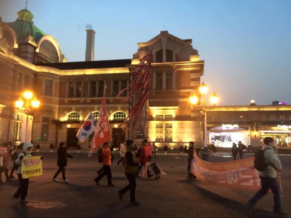 박근혜는 퇴진하라!!! 2015년 11월 28일 횃불시민연대 99차 부정선거 규탄집회 | 인스티즈