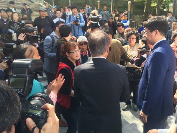 문재인을 따뜻하게 환영해주는 광주시민들.jpg | 인스티즈