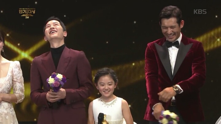 [KBS연기대상] 오지호와 베스트커플상 타러 나와서 송중기만 바라보는 아역배우 허정은.jpg | 인스티즈