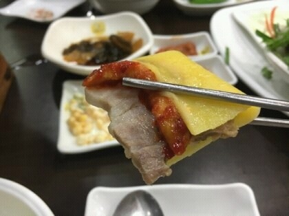롸? 삼겹살을 떡에다가 싸먹는다구여? | 인스티즈