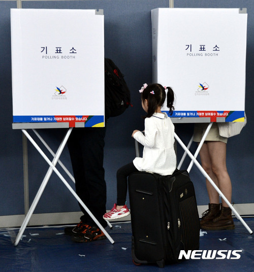 어린이날 부모님들 따라 투표장 온 아이들 .jpg | 인스티즈