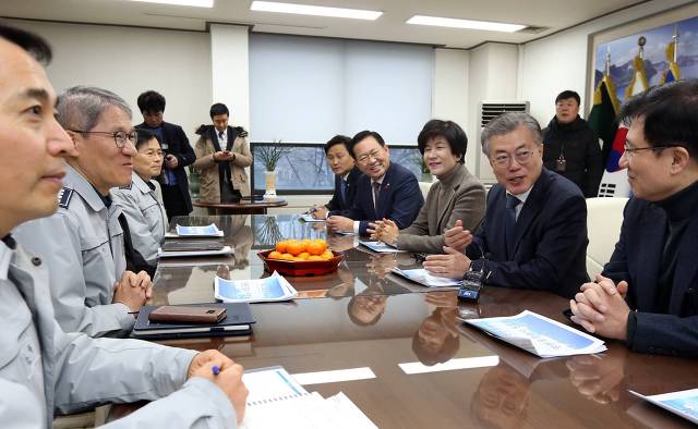 문재인, 오늘 촛불집회 참석에 앞서 의경대원 위로와 격려 | 인스티즈