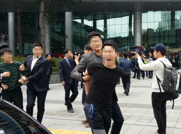부산 백스코 박근혜 방문에 대학생 기습시위 벌임..! | 인스티즈