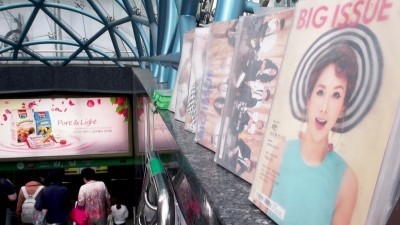 지하철역 앞 빨간 조끼를 입은 사람들을 아시나요? | 인스티즈
