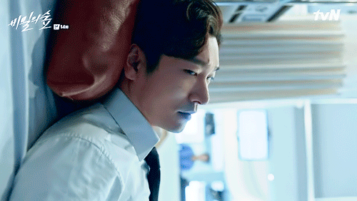 [비밀의숲] 연출과 연기가 환상적으로 콜라보한 장면 GIF | 인스티즈