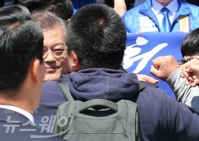 문재인후보에게 주먹질하는 성소수자 활동가 | 인스티즈