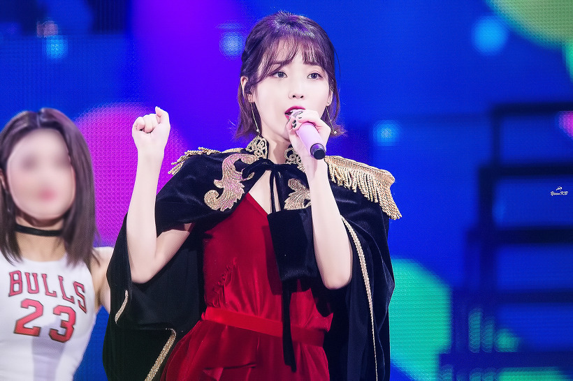 역대급 찍었다는 아이유 단발+레드 의상.jpg | 인스티즈