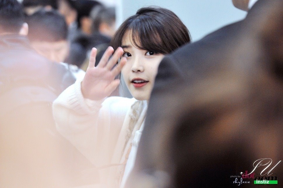 아이유와 눈맞춤 | 인스티즈