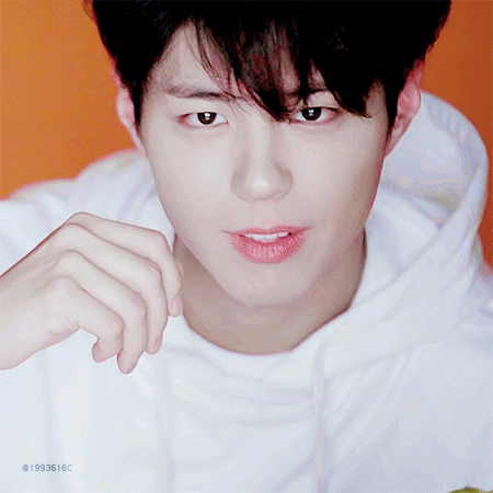 자기가 찍은 광고 사진 가져가는 박보검.gif | 인스티즈