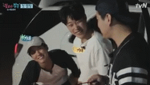 호불호 심하게 갈리는 손버릇 or 장난 | 인스티즈