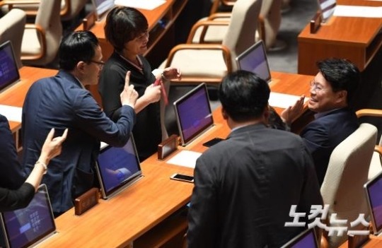장제원에게 표 받으려 분주했던 민주당 의원들.jpg | 인스티즈