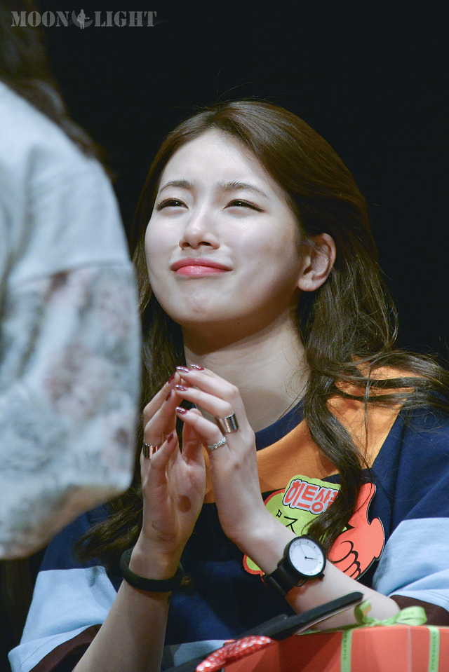 사인회에서 아이컨택 해주는 수지.gif | 인스티즈