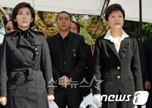 박정희 추도식에 여러번 참석한 박근혜와 은지원 | 인스티즈