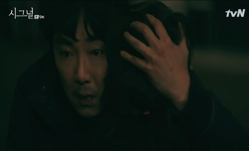 시그널 9화 이재한 형사 차순경 포옹하는 팬아트 | 인스티즈