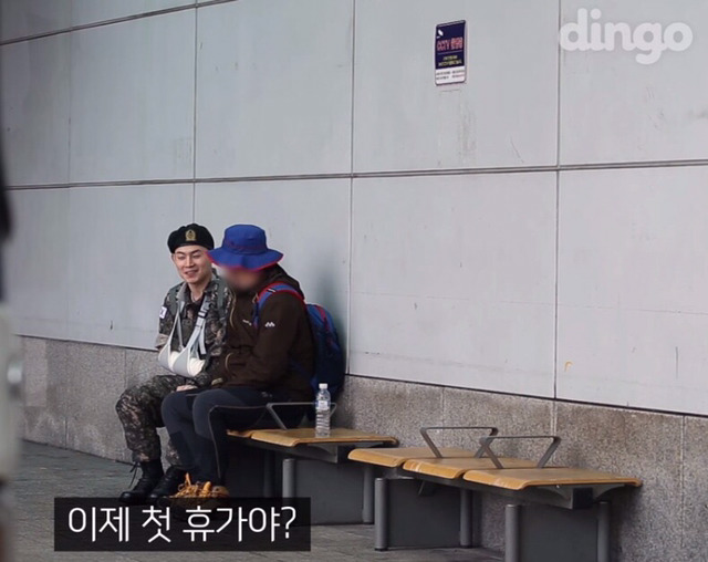 팔다친 군인이 전투화를 묶어달라고 부탁한다면? | 인스티즈