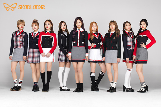 "교복입은 소녀들"트와이스, 상큼발랄 화보 비하인드컷 | 인스티즈