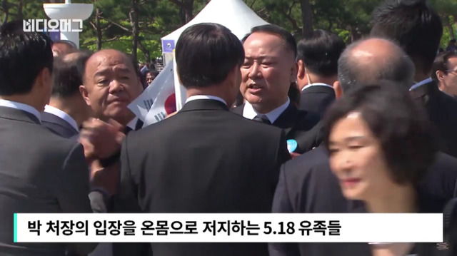 작년 5.18 기념식 황교안과 박승춘 | 인스티즈