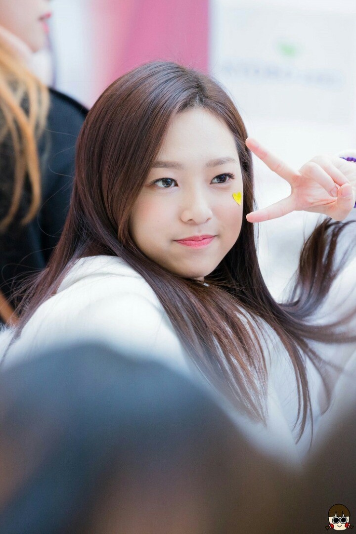 볼살이 매력인 에이프릴 예나 | 인스티즈