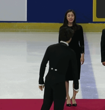 시상식에서 후배들 고나리하는 김연아.gif | 인스티즈