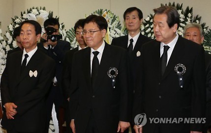 YS 빈소에서 졸라 나대는 김무성 | 인스티즈