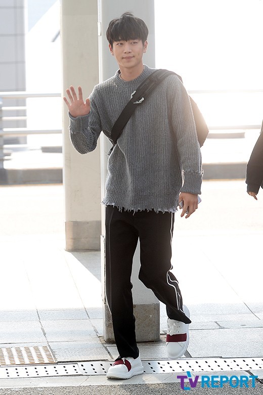 오늘자 거적때기 입고 출국하는 서강준.jpg | 인스티즈