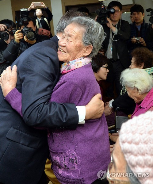 오늘 나눔의 집을 방문하여 위안부 피해자 할머니들을 위로하는 문재인 대표 | 인스티즈