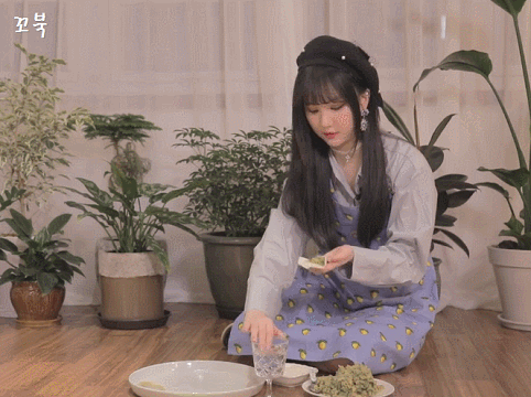 예쁘게 만두 만드는 여자친구 은하.gif | 인스티즈