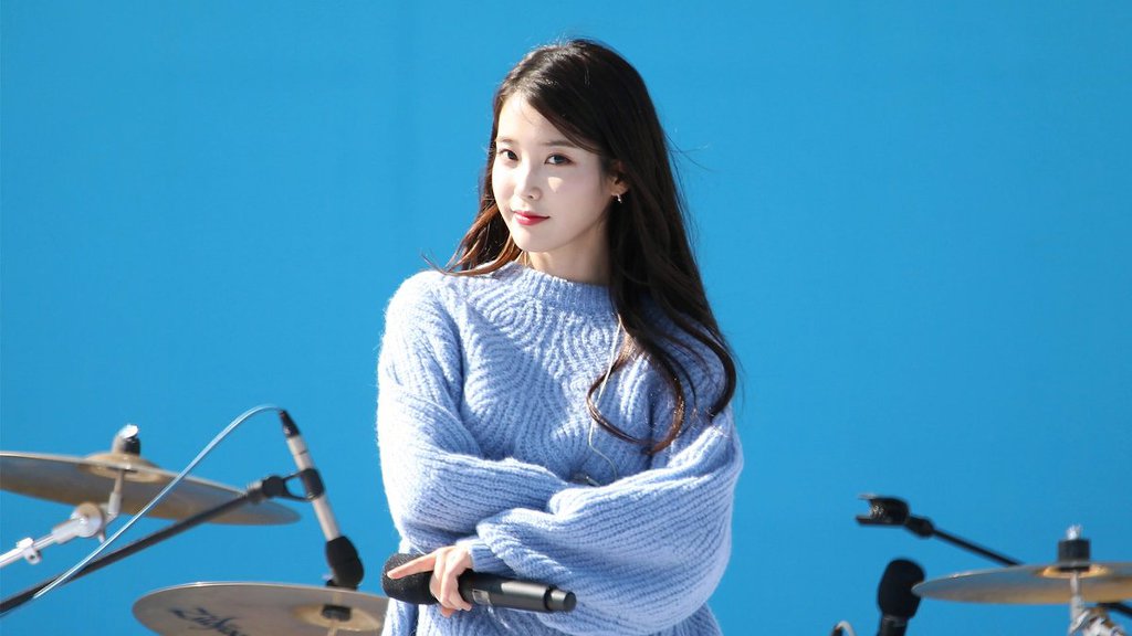 오늘 미모 레전드 찍은 아이유.jpgif | 인스티즈