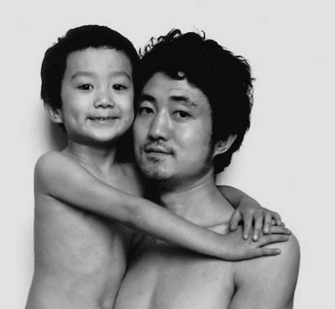 무려 27년간 매년 아들과 같은 사진을 찍은 아버지 | 인스티즈