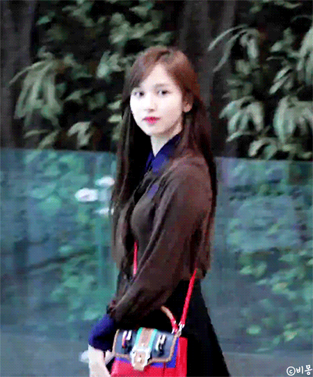 공항에서 화보 찍은 트와이스 미나 .gif | 인스티즈