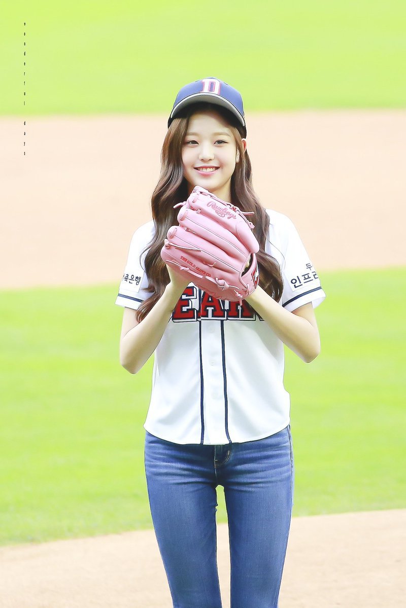 안타친거 보고 좋아하다 눈치보는 아이즈원 장원영.gif | 인스티즈