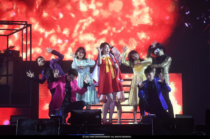 아이유 콘서트 中 가장 예뻤던 의상 | 인스티즈