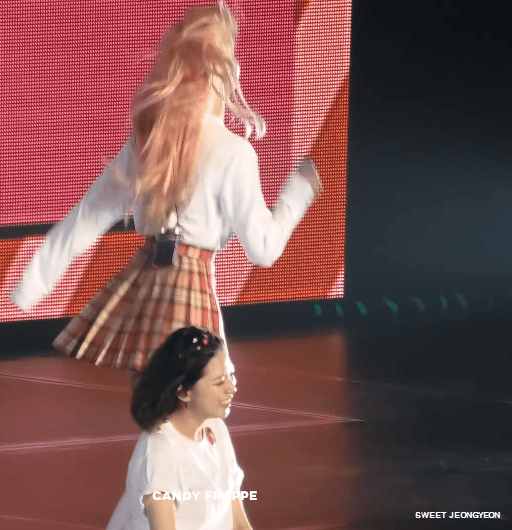 콘서트에서 신난 230즈 정연 &amp; 사나 feat. 장꾸 언니들에게 당하는 아기맹수 | 인스티즈