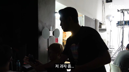 딩고 촬영으로 메이크업 받는 침착맨 주호민 | 인스티즈