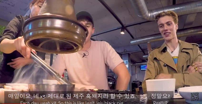세계적인 모델도 일어서서 워킹하게 만드는 한국음식.jpg | 인스티즈